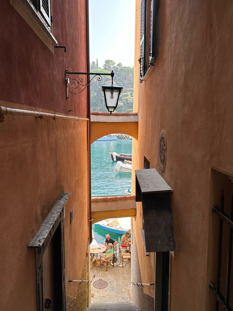 Les promenades à Portofino  Admirer la vue sur le port ou la mer de l'autre coté, depuis l'Eglise San Girgio (avec sa façade jaune)